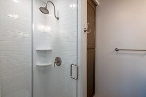 Shower, hair dryer, towels - Downtown St. Michaels Studio – Walk to Waterfront, Dining & Shops (Saint Michaels)