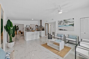 Televisión, chimenea, videojuegos y oficina 