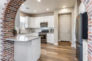 ハウス 3 ベッドルーム | 専用キッチン | 冷蔵庫、オーブン、コンロ、コーヒー / ティーメーカー