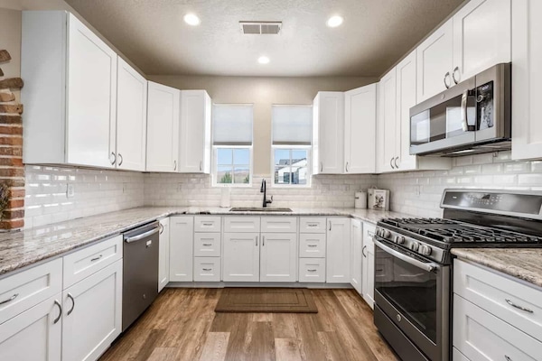 House, 3 Bedrooms | Private kitchen | Fridge, oven, stovetop, coffee/tea maker