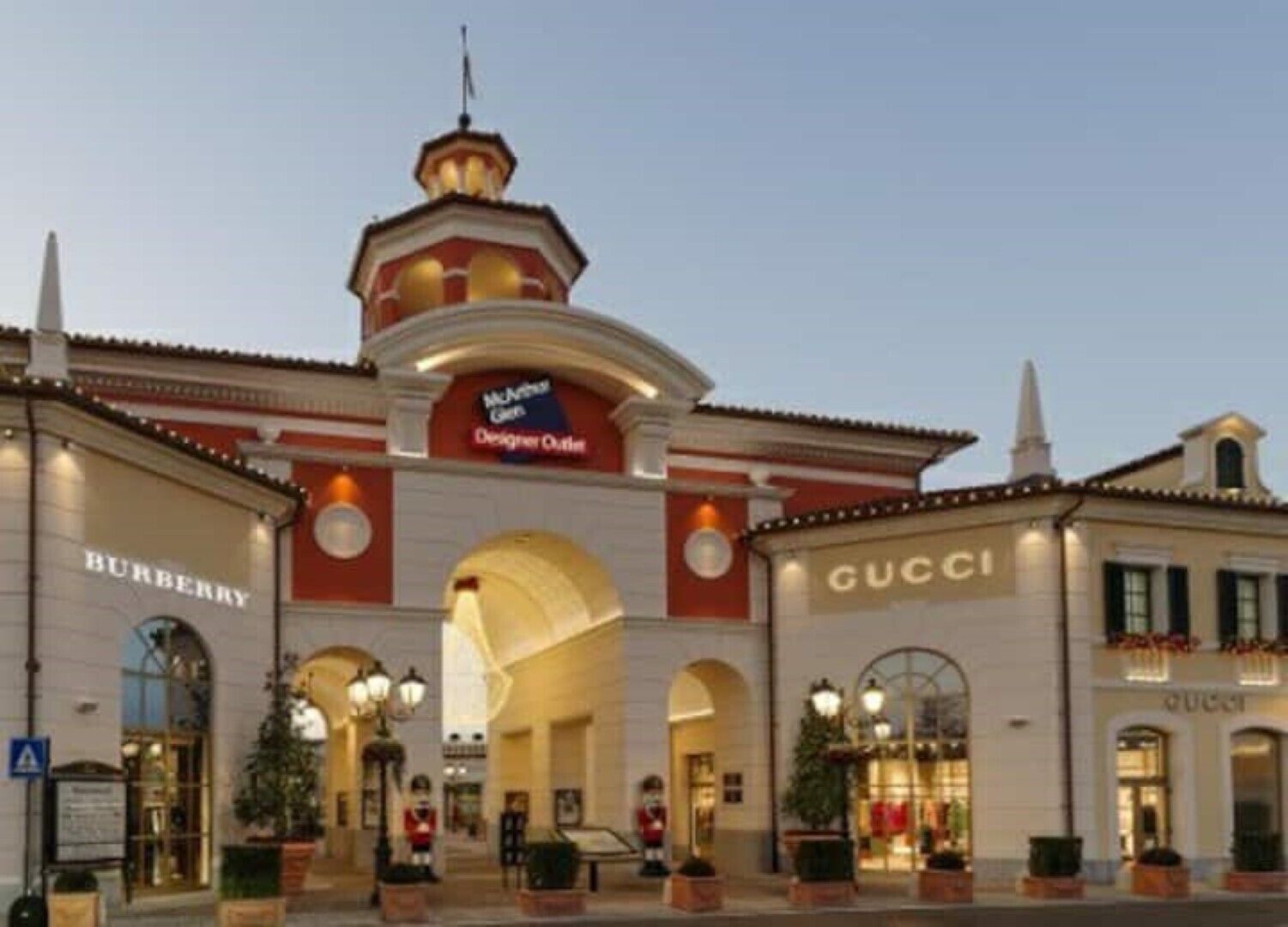 Un centre commercial abritant des boutiques de marques prestigieuses comme Burberry et Gucci.