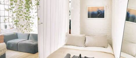 1 slaapkamer, een strijkplank/strijkijzer, wifi, beddengoed