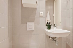 Shower, hair dryer, towels - The Forest Atelier by Daniel & Jacob's (Kongens Lyngby)