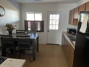 Køleskab, mikrobølgeovn, ovn, kogeplade