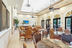 獨棟房屋, 多張床, 陽台, 泳池景觀 | 用餐區