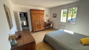 4 habitaciones, tabla de planchar con plancha, wifi y ropa de cama 