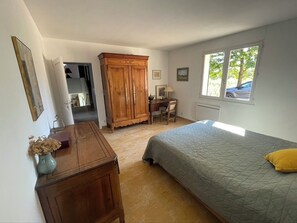 4 habitaciones, tabla de planchar con plancha, wifi y ropa de cama 