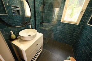 Dusche, Haartrockner, Handtücher, Seife