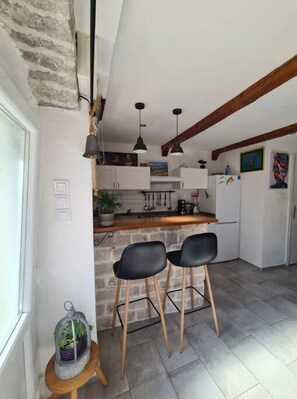 Kühlschrank, Ofen, Herdplatte, Wasserkocher mit Kaffee-/Teezubehör