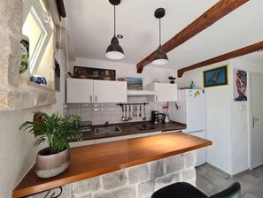 Fridge, oven, stovetop, coffee/tea maker