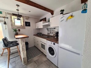 Fridge, oven, stovetop, coffee/tea maker