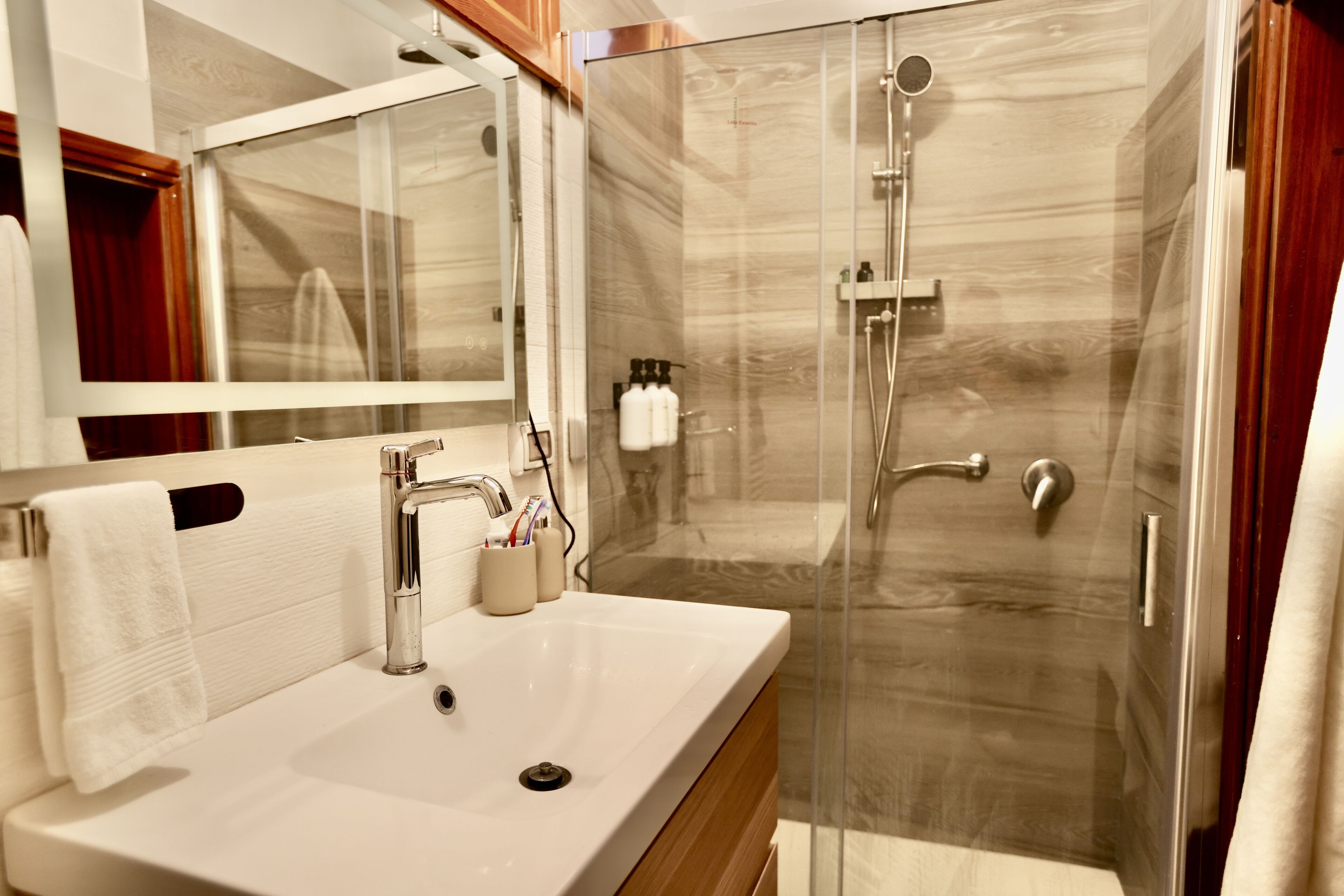 Douche, sèche-cheveux, bidet, serviettes fournies