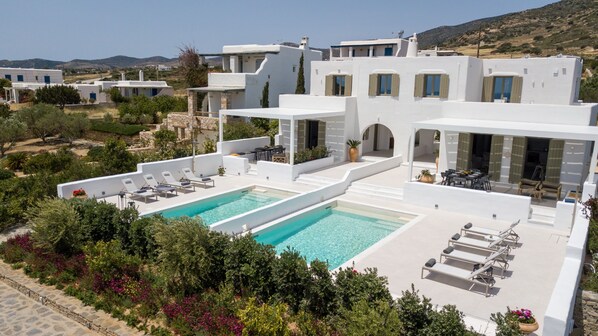 Front of property - Luxury Paradise Villa Iliad In Paros (Paros)