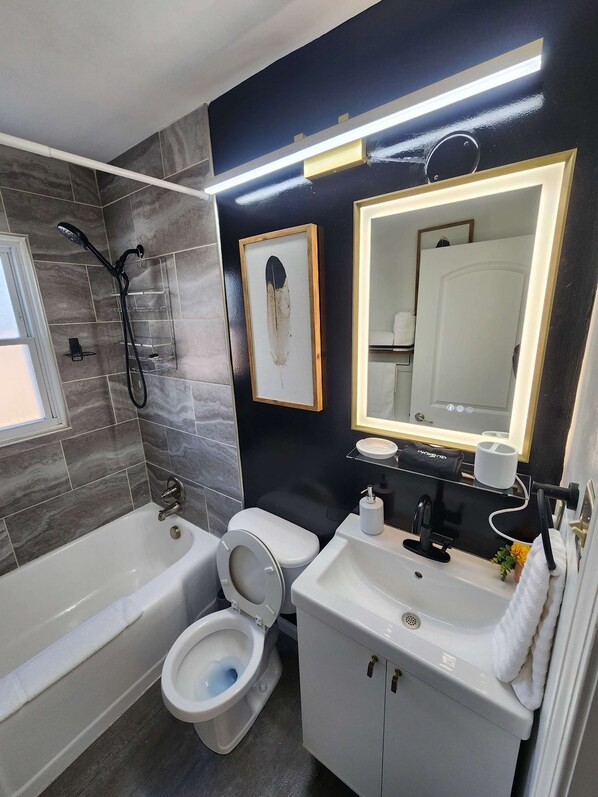 Badewanne, Haartrockner, HandtĂŒcher