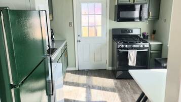 Refrigerador, horno, parrilla de estufa y cafetera y tetera