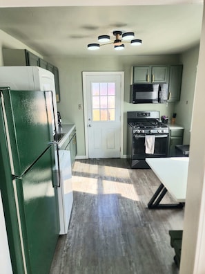 Fridge, oven, stovetop, coffee/tea maker