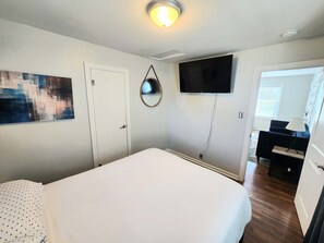 2 bedrooms, desk, WiFi, bed sheets - Bungalow Bliss - Great for Long Term Stay (Indianapolis)