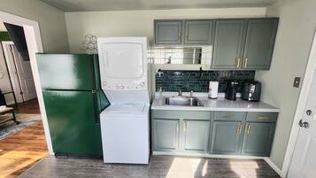 Fridge, oven, stovetop, coffee/tea maker