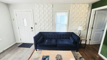 Televisión, libros y oficina