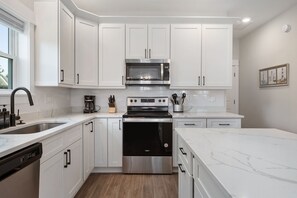 Réfrigérateur, four à micro-ondes, un four, surface de cuisson