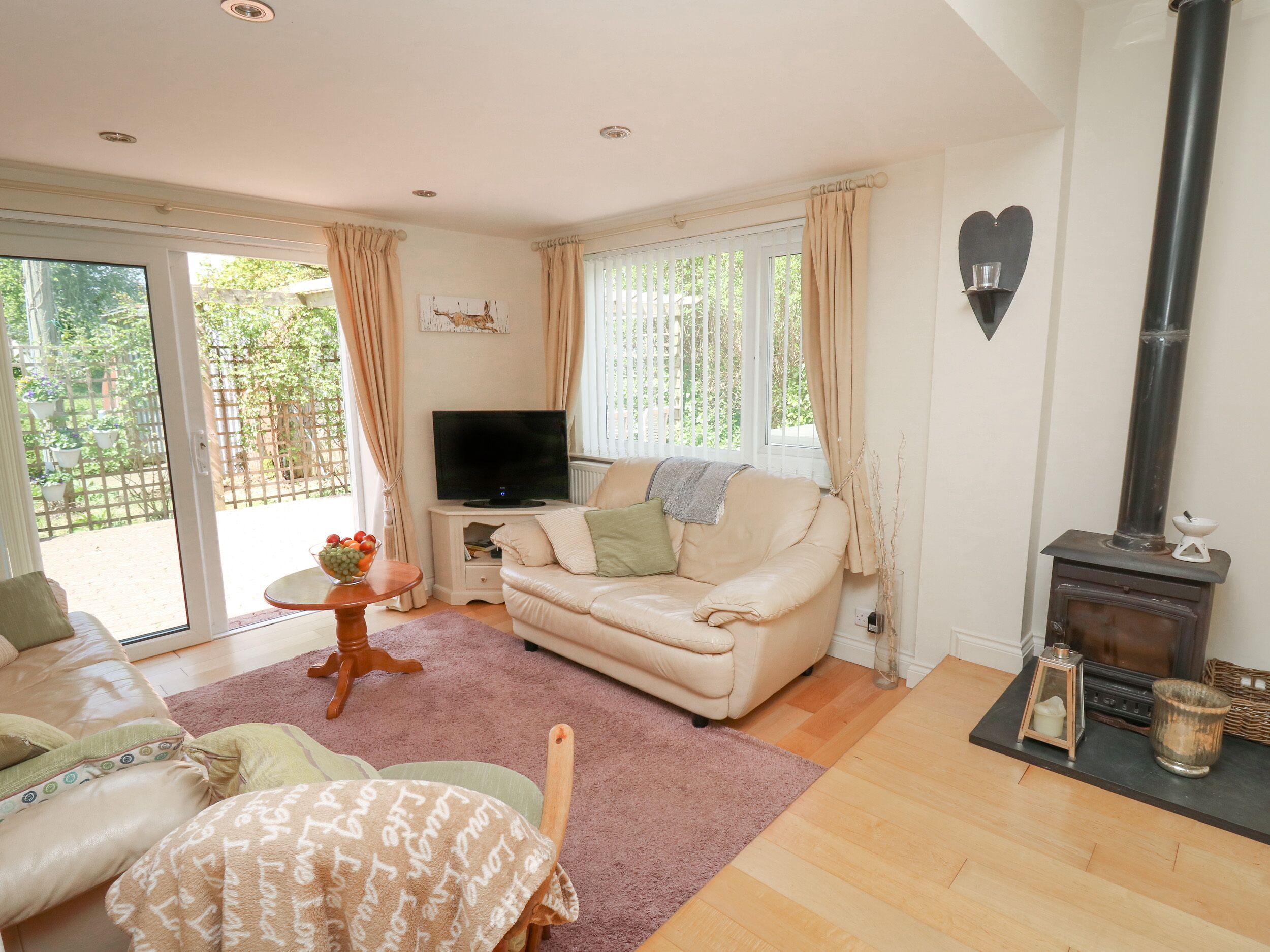 Lavender Lodge, Family Friendly, With Hot Tub In Haverfordwest - Pembrokeshire