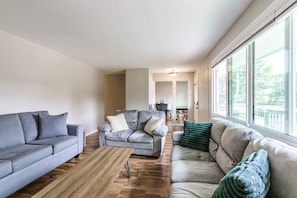 Smart TV, chimenea, videojuegos y futbolito