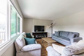 Smart-TV, Kamin, Videospiele, Arbeitsbereiche