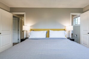 5 bedrooms, desk, iron/ironing board, travel crib