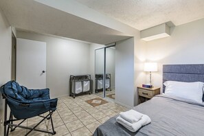 5 bedrooms, desk, iron/ironing board, travel crib - WEM • 5-BR • Sleeps 15 • Patricia Ravine for furry friends • Oversized Double Garage • Air Conditioning (Edmonton)