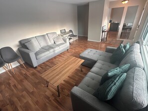 Smart TV, fireplace, offices - WEM • 5-BR • Sleeps 15 • Patricia Ravine for furry friends • Oversized Double Garage • Air Conditioning (Edmonton)