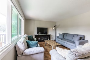 Smart TV, chimenea, videojuegos y futbolito