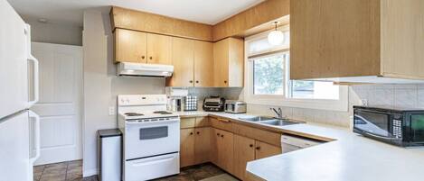 Refrigerador, microondas, horno, placa de cocina