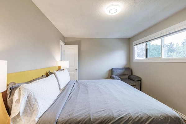 5 habitaciones, escritorio y tabla de planchar con plancha
