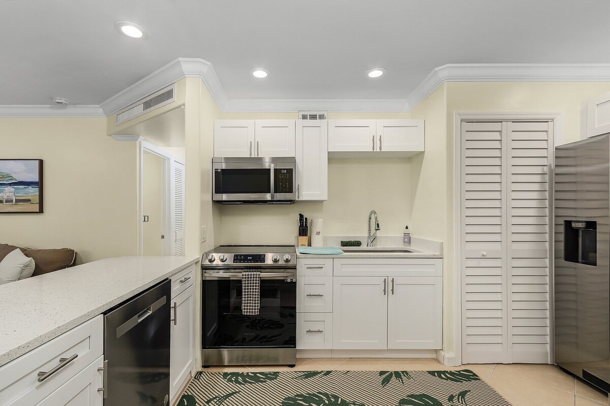 Photo 13 of Naples Lake Park 2 BDRM Condo,Super-Clean w/Patio