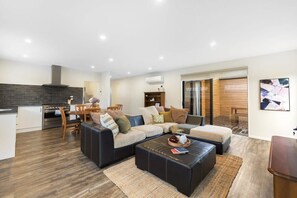 TV, offices - Wanaka Grandview Lodge (Wānaka)