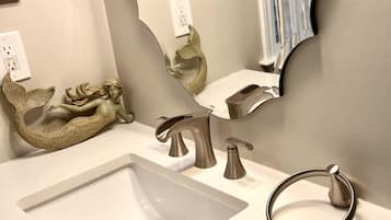 Serviettes fournies, papier toilette