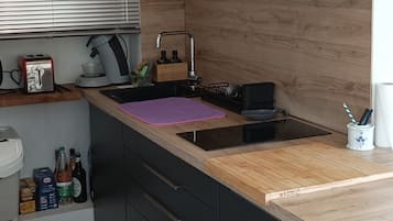 Réfrigérateur, micro-ondes, plaque de cuisson, lave-vaisselle