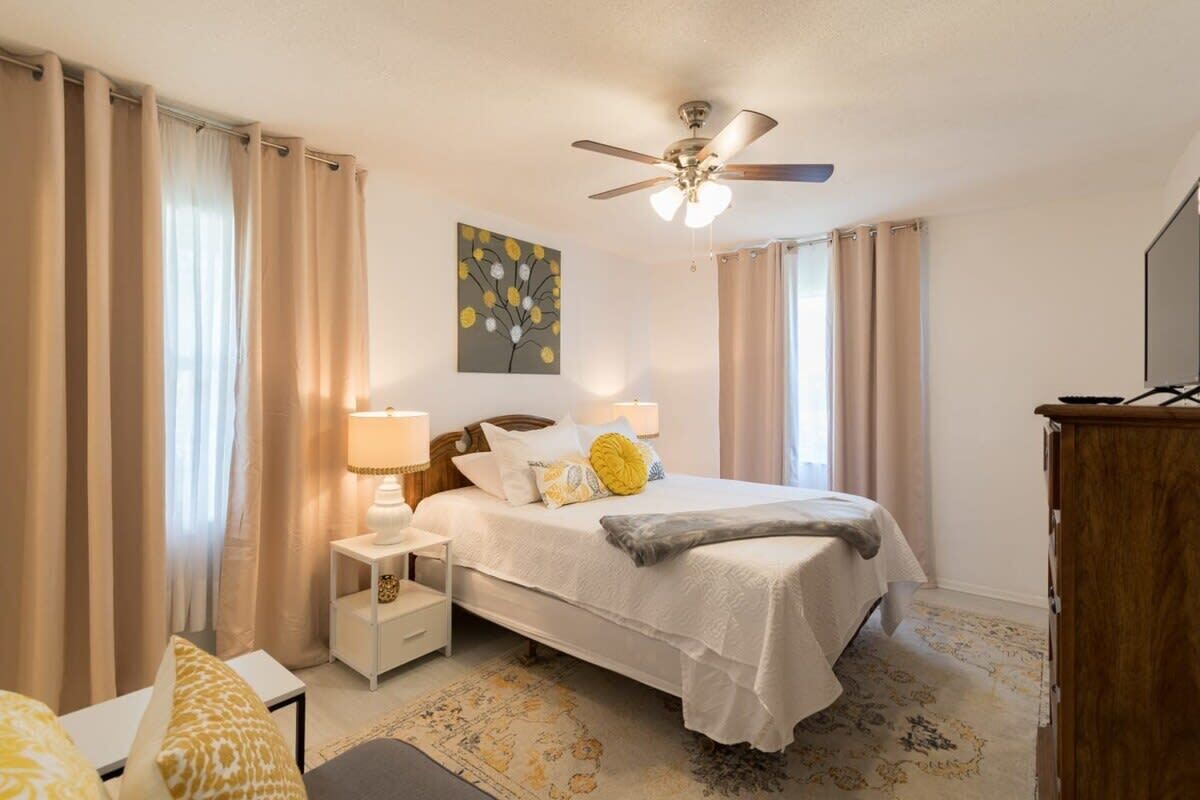 4 bedrooms, desk, iron/ironing board, travel crib