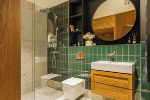 Deluxe Apartment | Bathroom | Separate bathtub and shower, hair dryer, towels, soap - Penthouse Stradom - LoftAffair (Kraków)