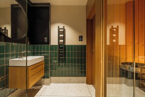 Departamento Deluxe | Baño | Tina y regadera independientes, secadora de cabello, toallas, jabón