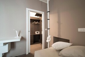 Superior Quadruple Room | Down comforters, minibar, individually decorated, individually furnished - L'Ottava GuestHouse (Milan)