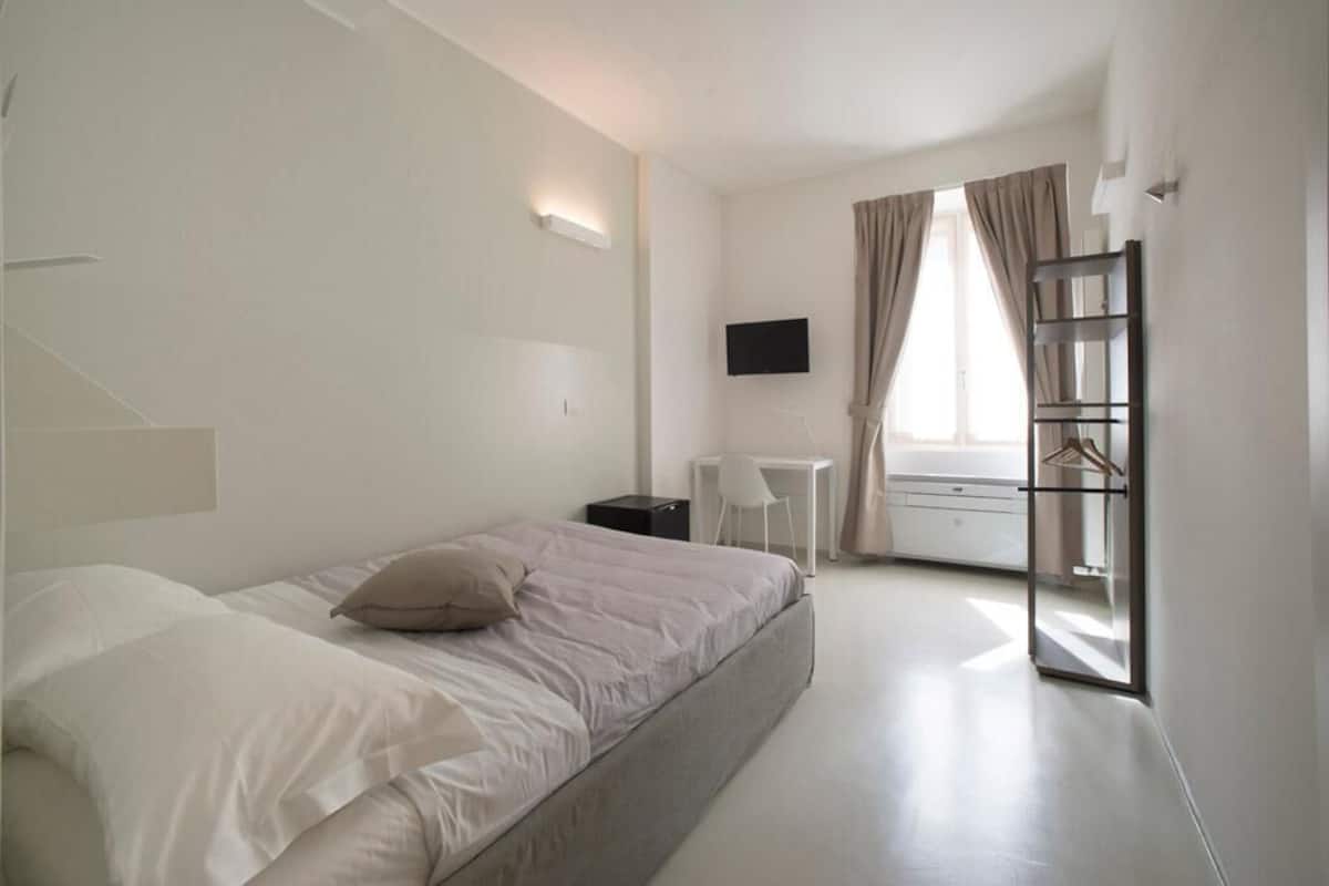 Kamar Double Basic | 1 kamar tidur, selimut bulu angsa, minibar, dan didekorasi berbeda-beda