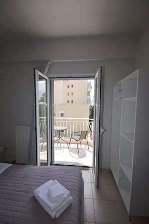Basic Apartment | Free WiFi, bed sheets - K&C Rooms-Apartments (Markopoulo Mesogaias)
