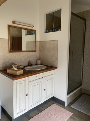 Shower, hair dryer, towels, soap - A Grange aux Oiseaux (Cissé)