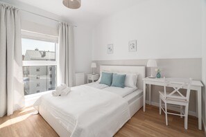 1 bedroom, cribs/infant beds, free WiFi, bed sheets - White Elegance Apartment by Renters (Poznan)