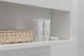 Bathroom - White Elegance Apartment by Renters (Poznan)