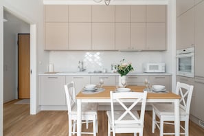 Microwave, cookware/dishes/utensils - White Elegance Apartment by Renters (Poznan)