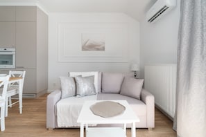 1 bedroom, cots/infant beds, free WiFi, bed sheets - White Elegance Apartment by Renters (Poznan)
