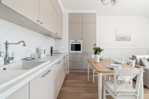 Microwave, cookware/dishes/utensils - White Elegance Apartment by Renters (Poznan)