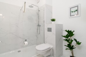 Shower, towels - White Elegance Apartment by Renters (Poznan)